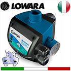 Avviamento e arresto. Quando la pressione dell'acqua aumenta, la membrana arretra, rilasciando il pulsante magnetico. Il rispettivo interruttore segnala alla centrale elettronica di interrompere l'alimentazione alla pompa. Al diminuire della pressione dell'acqua, la molla di spinta riporta la membrana in avanti spingendo il pulsante magnetico. Il rispettivo interruttore segnala alla centrale elettronica di avviare la pompa.  Regolazione della pressione di lavoro. La pressione della molla sulla membrana può èssere variata per mezzo del bullone di regolazione. Una maggiore compressione della molla equivale ad una maggiore pressione d'esercizio dell'impianto, fatto salvo che la pompa ne abbia le caratteristiche. lowara prezzi Genyo, nuova gamma di compatti dispositivi elettronici pressoflussostati per il controllo e la protezione di elettropompe.  Genyo è comandato da un circuito elettronico ed è composto da un sistema a membrana e molla antagonista integrato da sensori di portata e pressione. Genyo permette di controllare in modo automatico l’avviamento e lo spegnimento dell’elettropompa a seconda dell’effettiva richiesta d’acqua, evitando variazioni di pressione all’utilizzo a punto di lavoro costante.  Genyo integra, in un unico dispositivo, molti accessori d’impianto. Disponibile versione 8A a tre pressioni di partenza fisse (GENYO 8A), e versione 16A con riavvio automatico (GENYO 16A).